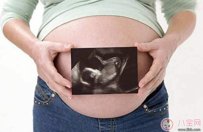 寶寶在肚子里的會干什么 寶寶在媽媽肚子里會做的五件事