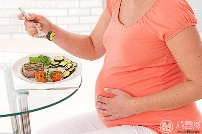 寶寶在肚子里的會干什么 寶寶在媽媽肚子里會做的五件事