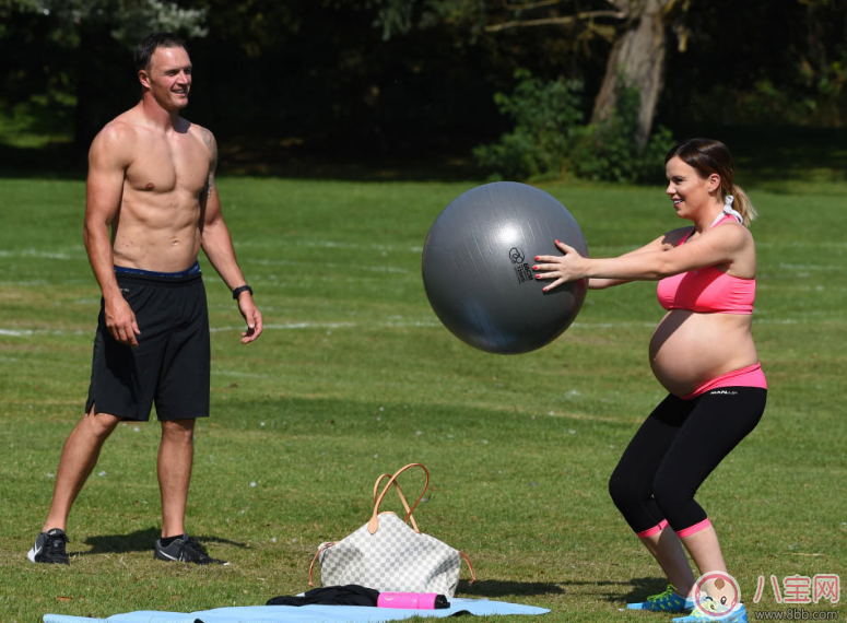 懷孕9個(gè)月的準(zhǔn)媽媽舉杠鈴 雙胞胎媽媽做深蹲裝備順產(chǎn)