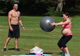 懷孕9個(gè)月的準(zhǔn)媽媽舉杠鈴 雙胞胎媽媽做深蹲裝備順產(chǎn)