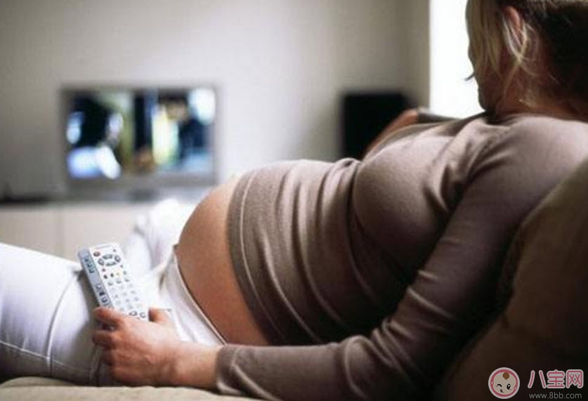 孕婦看電視對胎兒有影響嗎 孕婦看電視有輻射嗎如何預防輻射 孕婦看電視對胎兒有影響嗎 孕婦看電視有輻射嗎如何預防輻射