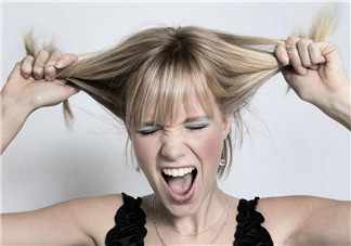 產(chǎn)后掉發(fā)嚴(yán)重怎么辦  產(chǎn)后掉發(fā)如何正確預(yù)防