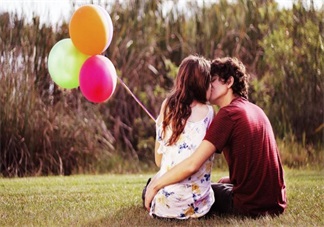 這些情況竟然暗示她想對你以身相許 哪些情況可以看出女性很仰慕你