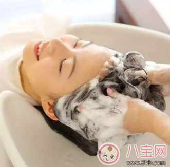 夏季坐月子期間什么時候可以洗頭 這樣洗更健康 夏季坐月子期間什么時候可以洗頭 這樣洗更健康