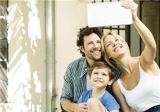 陳浩民老婆一次抱三娃拍照 當(dāng)媽后有哪些變化？