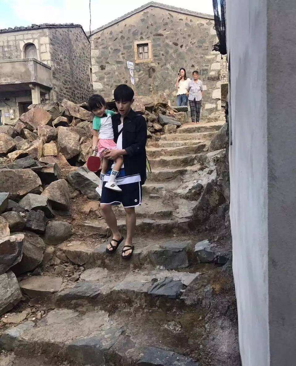 鄧倫《爸爸去哪兒》實(shí)習(xí)奶爸表現(xiàn) 東北萌娃與鄧倫配合默契嗎？