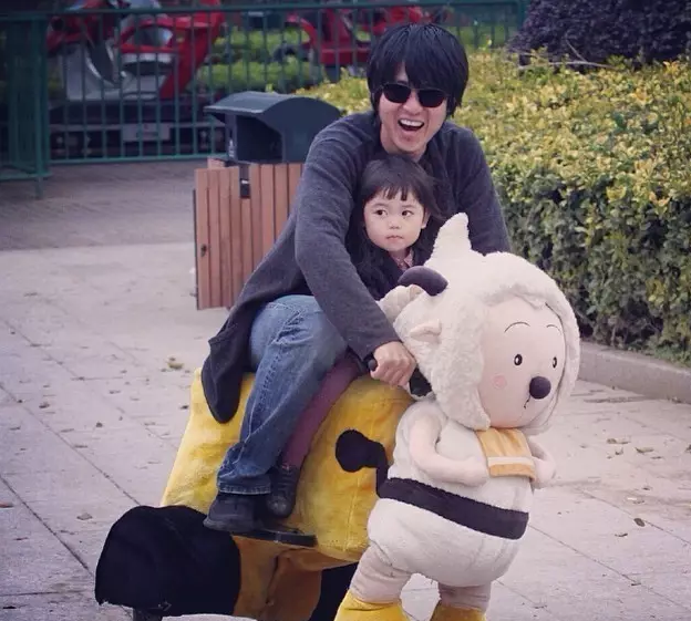 貝克漢姆鄧超周杰倫紛紛淪為“女兒奴” 有爸爸疼的女孩更有成就感