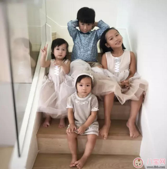 陳浩民帶全家開趴孩子穿巨型拖鞋 如何給寶寶選鞋子