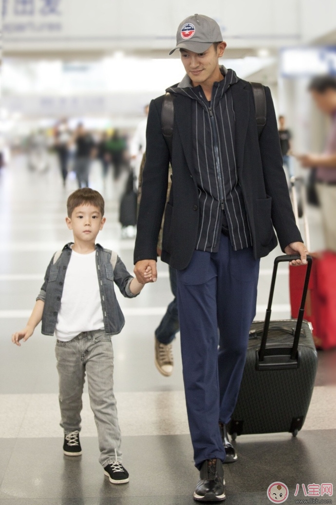 爸爸去哪兒停播,沒有的事 杜江和嗯哼現(xiàn)身機場