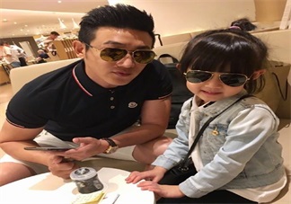 陸毅曬和女兒照片 網(wǎng)友傻傻分不清是哪個(gè)