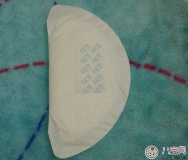 小白熊和貝親防溢乳墊哪個(gè)好 小白熊貝親防溢乳墊吸水測試