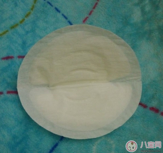 小白熊和貝親防溢乳墊哪個(gè)好 小白熊貝親防溢乳墊吸水測試
