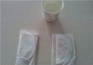 小白熊和貝親防溢乳墊哪個(gè)好 小白熊貝親防溢乳墊吸水測試