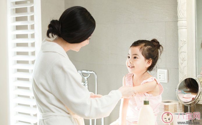 寶寶洗完澡后怎么護(hù)理比較好 寶寶浴后護(hù)理流程