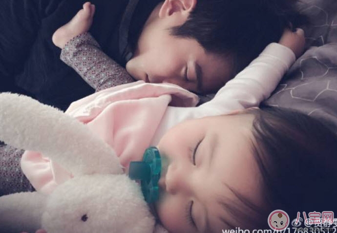 賈靜雯咘咘同款大全 咘咘同款牙膠背帶奶嘴圍兜全都有