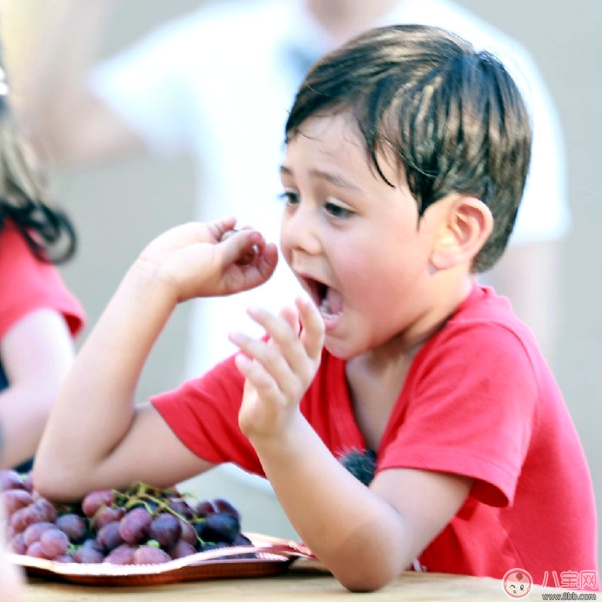 寶寶便秘不喝藥 吃葡萄就好了 寶寶便秘不喝藥 吃葡萄就好了