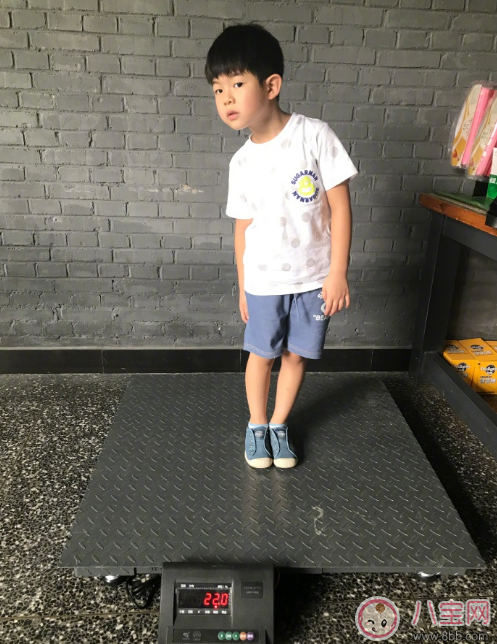 小魚兒稱體重當(dāng)場發(fā)飆 孩子體重多少算正常