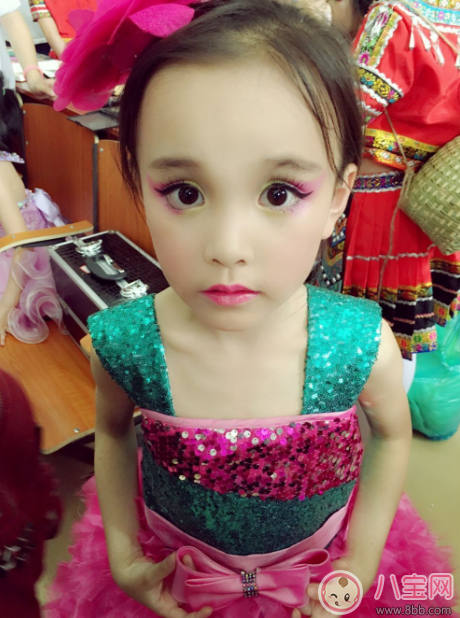 孩子從小化妝竟導致骨齡長至16歲 小孩子應(yīng)該如何化妝 孩子從小化妝竟導致骨齡長至16歲 小孩子應(yīng)該如何化妝