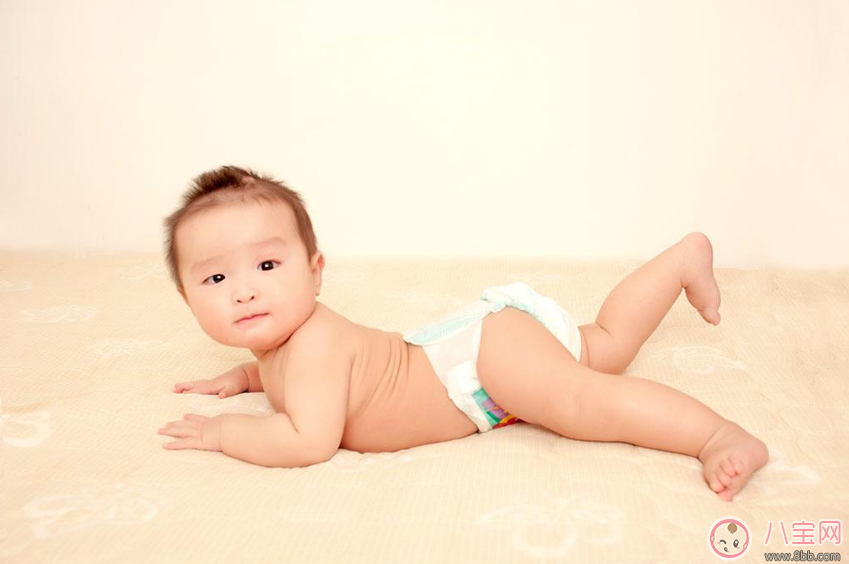 寶寶從床上掉下來怎么辦 怎么給寶寶準備一個安全的床
