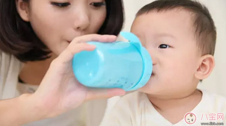 如何教寶寶用杯子喝水 寶寶喝水奶瓶哪種好 如何教寶寶用杯子喝水 寶寶喝水奶瓶哪種好