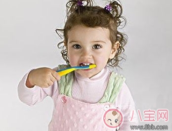 寶寶牙刷使用有講究 學(xué)《爸爸去哪兒》Kimi刷牙告別牙齦問(wèn)題