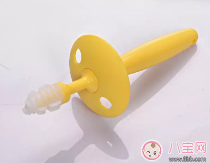 寶寶牙刷使用有講究 學(xué)《爸爸去哪兒》Kimi刷牙告別牙齦問(wèn)題