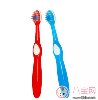 寶寶牙刷使用有講究 學(xué)《爸爸去哪兒》Kimi刷牙告別牙齦問(wèn)題