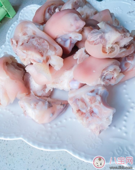 夏日沒(méi)胃口 來(lái)份椒鹽豬蹄下飯香