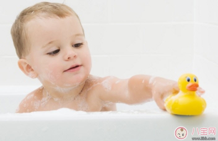 給寶寶洗澡媽媽要注意什么 給孩子洗澡的注意事項(xiàng)有哪些 給寶寶洗澡媽媽要注意什么 給孩子洗澡的注意事項(xiàng)有哪些