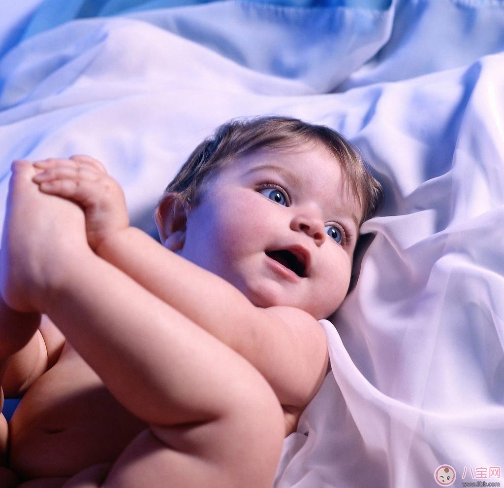 新生兒晚上到底可不可以開燈睡覺？如何引導(dǎo)寶寶關(guān)燈睡覺