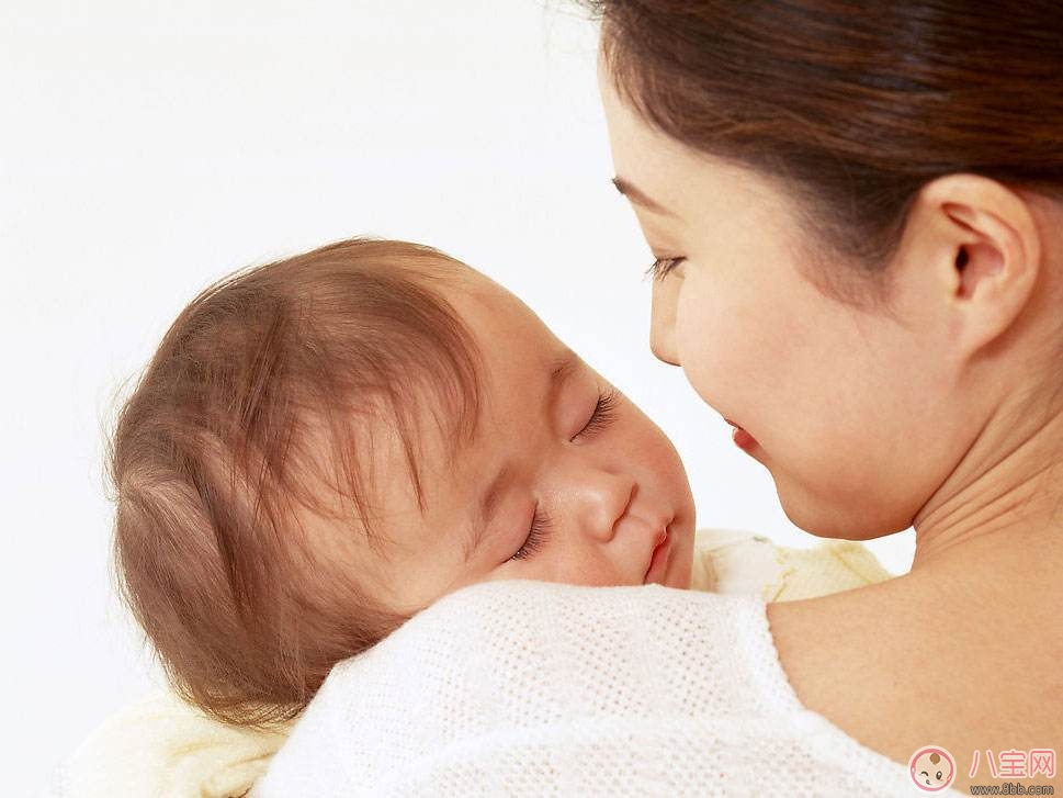 新生兒晚上到底可不可以開燈睡覺？如何引導(dǎo)寶寶關(guān)燈睡覺