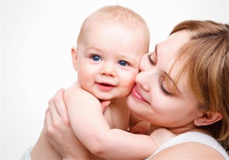 寶寶剛出生時(shí)其實(shí)是近視 如何在后期培養(yǎng)孩子視力