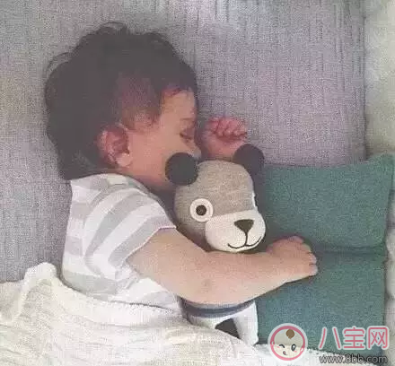 帶娃做家務(wù)兩不耽誤 孩子黏自己做家務(wù)方法