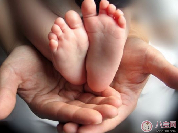 新生兒寶寶出生為什么要印腳印 嬰兒手足印泥有害嗎