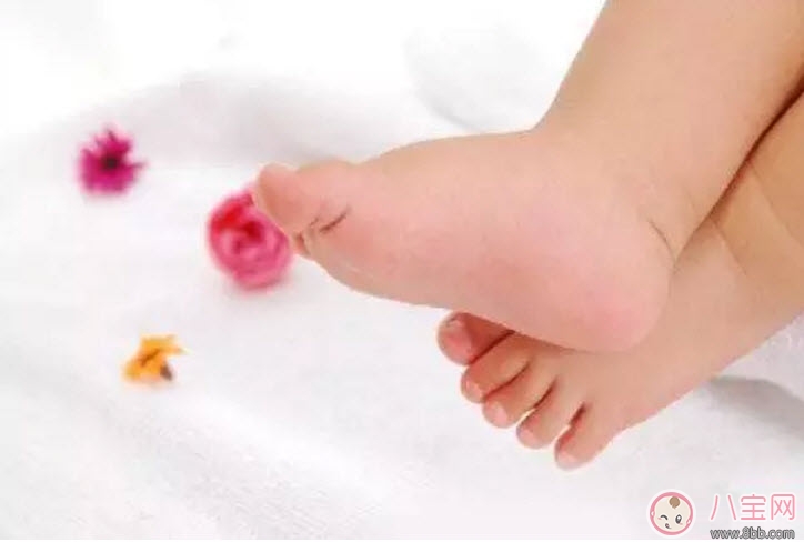 秋天寶寶熱水泡腳好嗎 寶寶熱水泡腳會變成扁平足 秋天寶寶熱水泡腳好嗎 寶寶熱水泡腳會變成扁平足