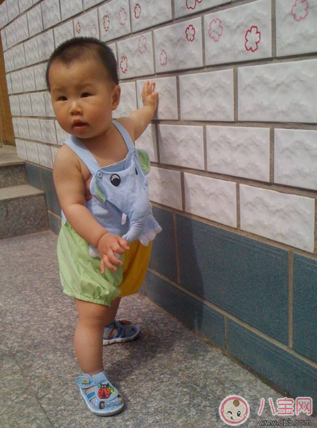 看到孩子想走路 這樣幫才是真的到位 看到孩子想走路 這樣幫才是真的到位