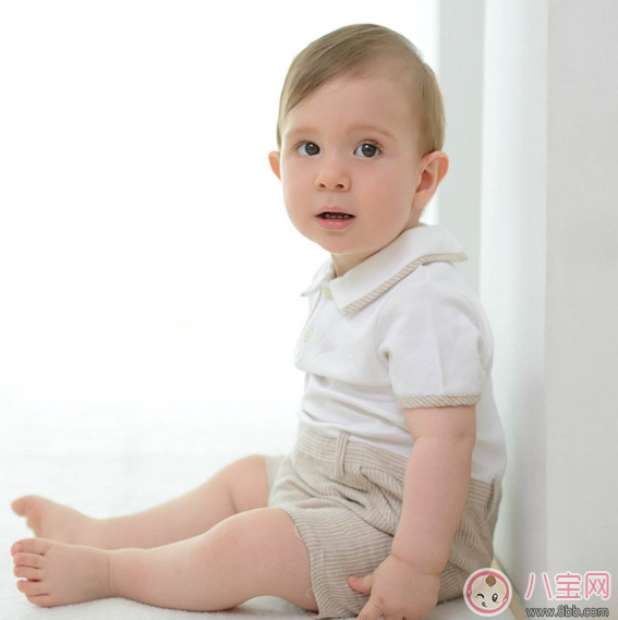 男寶寶經(jīng)常抓小雞雞 這樣引導會讓他忘記