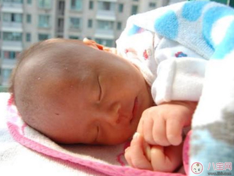 曬太陽能幫助孩子退黃疸嗎 新生兒曬太陽退注黃疸意事項(xiàng)。