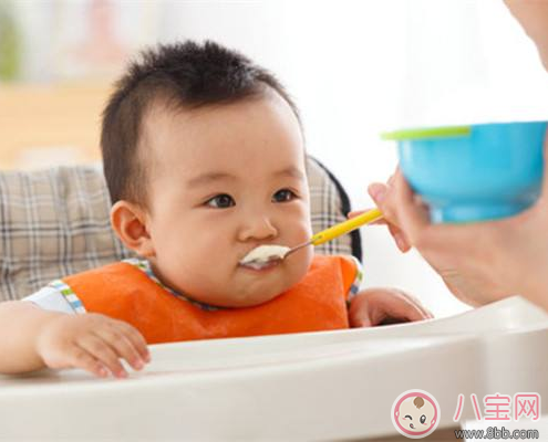 添加輔食前可以給寶寶加米粉 寶寶米粉添加技巧 添加輔食前可以給寶寶加米粉 寶寶米粉添加技巧