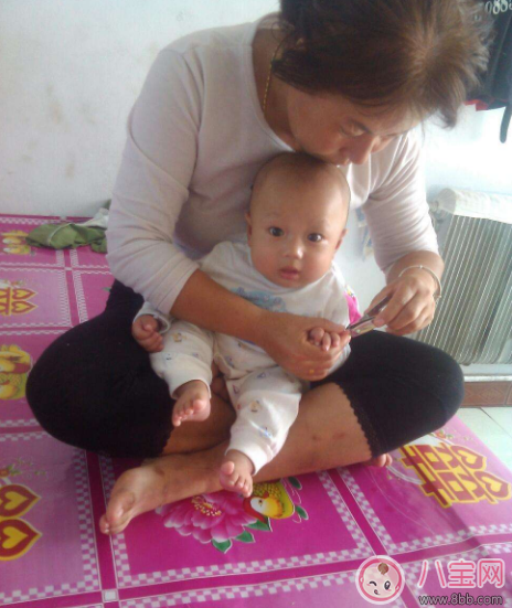 錯誤的方法剪指甲會剪到肉 怎么給孩子剪指甲