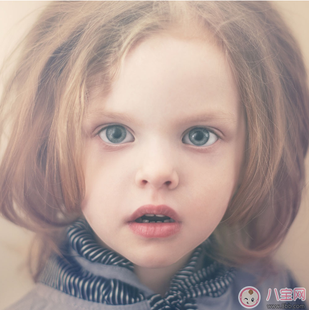 忽閃忽閃的的眼睛不停的眨 可能寶寶在向你暗示眼睛很難受