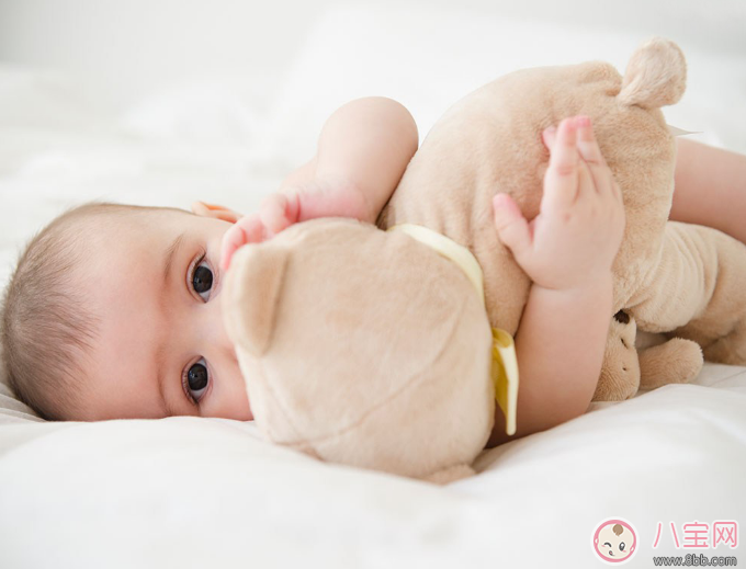 寶寶睡覺時(shí)間比較長(zhǎng)需要叫醒他嗎 新生兒睡眠時(shí)間長(zhǎng)叫醒好不好