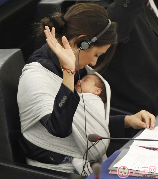 公眾場合哺乳爭議大 哺乳來塊哺乳巾吧 公眾場合哺乳爭議大 哺乳來塊哺乳巾吧