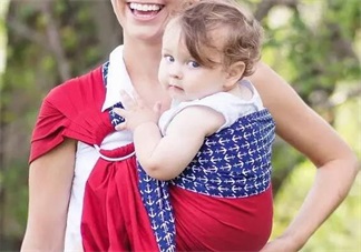 公眾場(chǎng)合哺乳爭(zhēng)議大 哺乳來(lái)塊哺乳巾吧