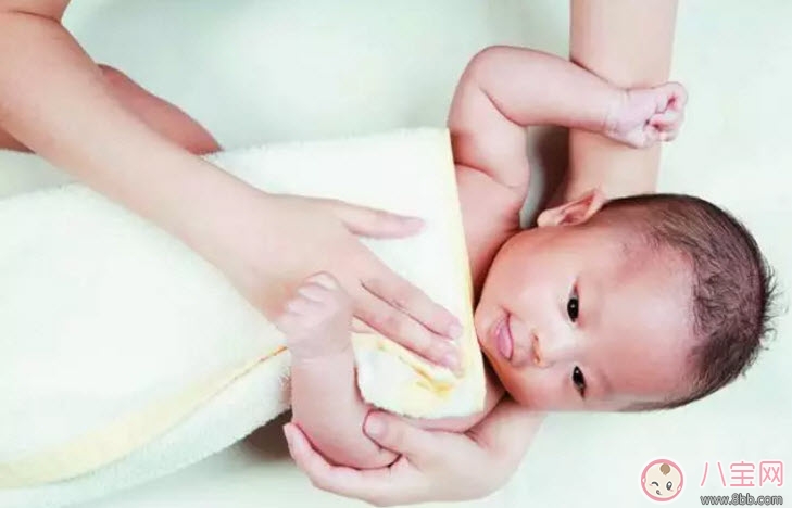 秋天怎么給寶寶洗澡不著涼 寶寶洗澡不著涼小竅門有哪些