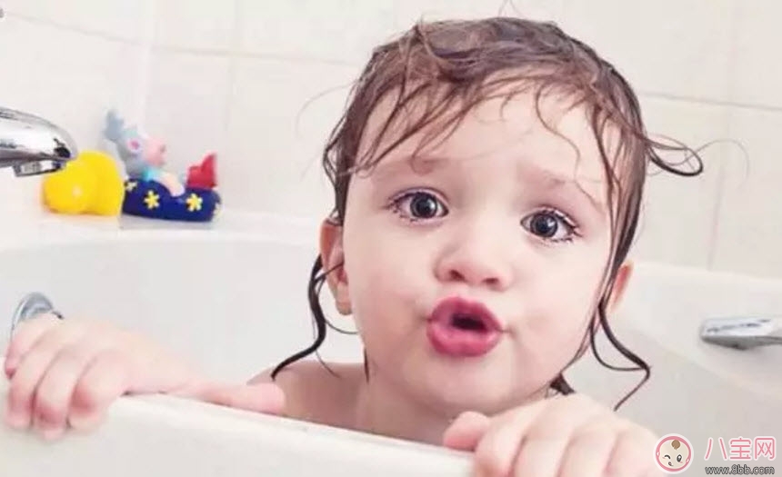 怎么給新生兒洗臉最好 新生兒正確的洗臉方法