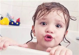 怎么給新生兒洗臉最好 新生兒正確的洗臉?lè)椒? data-T5Xs=