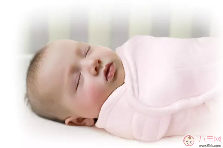 秋天給寶寶蓋被子有哪些注意事項(xiàng) 秋天給孩子穿衣蓋被注意三暖三涼