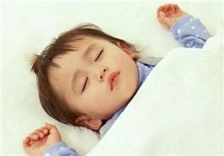 秋天給寶寶蓋被子有哪些注意事項(xiàng) 秋天給孩子穿衣蓋被注意三暖三涼
