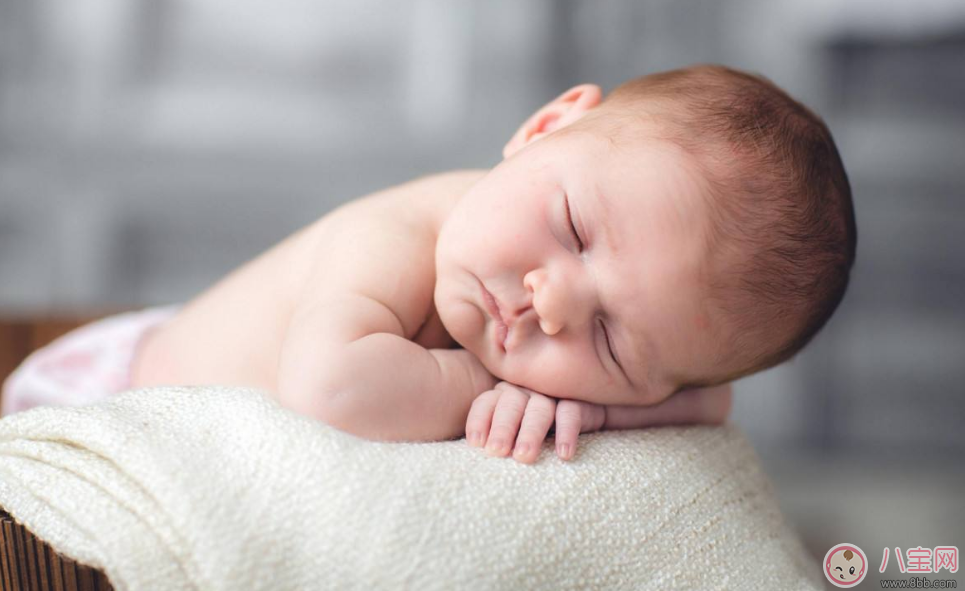 孩子不動(dòng)也出汗 寶寶出汗多究竟是為什么 孩子不動(dòng)也出汗 寶寶出汗多究竟是為什么